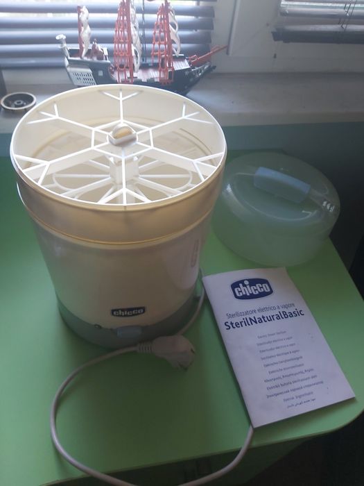 Стерилизатор но Chico , голям и удобен, събира много шишета и биберони