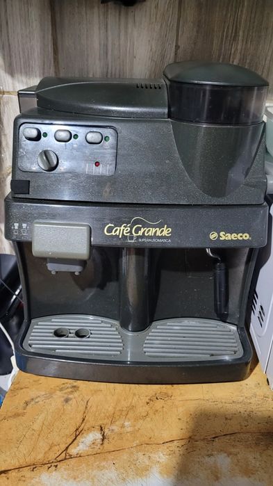 Aparat de cafea , cu cafea boabe.