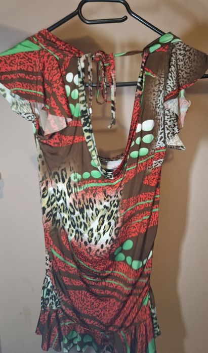 Блузка с къс ръкав и дълбоко деколте