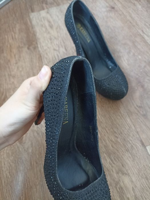 Блестящие черные туфли