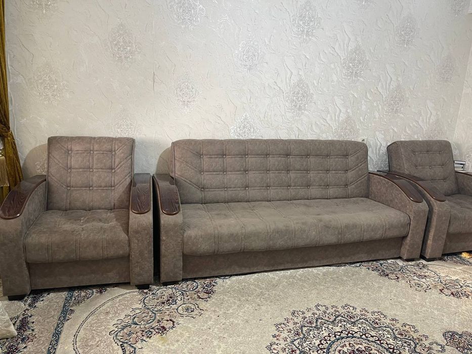 Диван отличный holati zor
Раскладывается спальня места 
Состояни