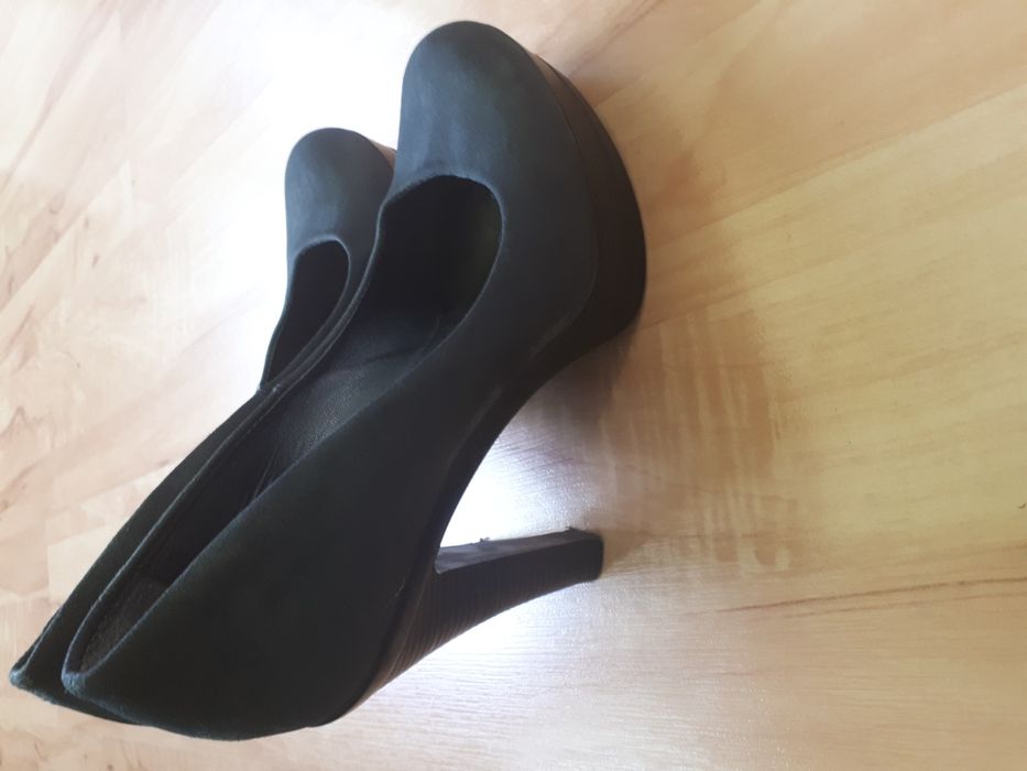 Два вида Обувки естествен велур и кожа