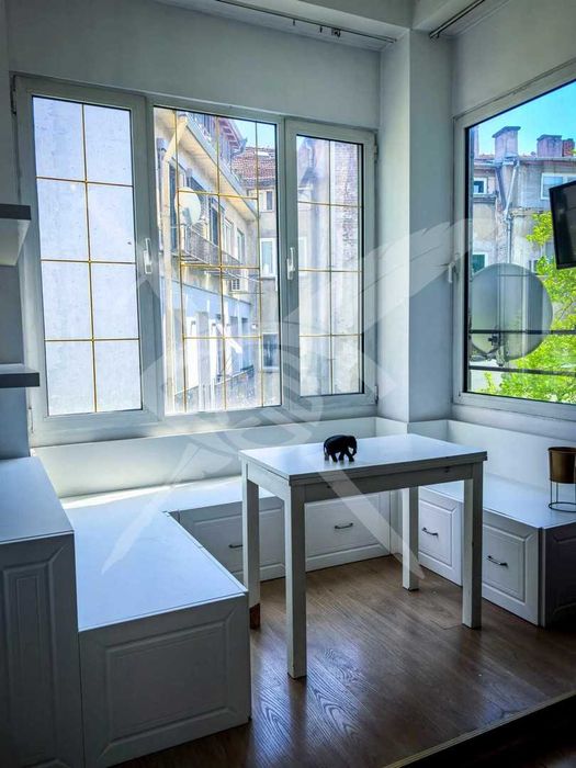 Дава се под наем Тристаен апартамент в София, Център - 100 кв.м за 997.05 € - Снимка #1