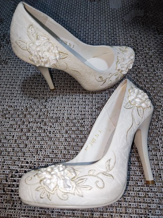 Туфли цвета слоновой кости