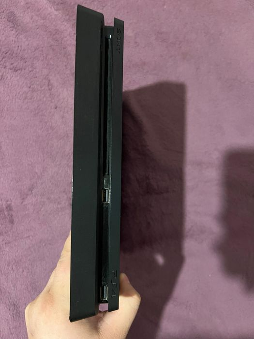 Vând PS4 slim 500 GB