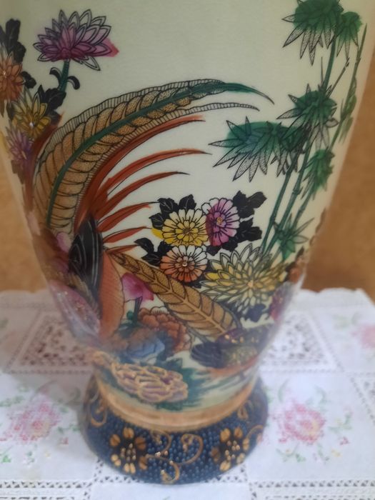 Очень красивая, роскошная фарфоровая, китайская ваза, декорирована ажу