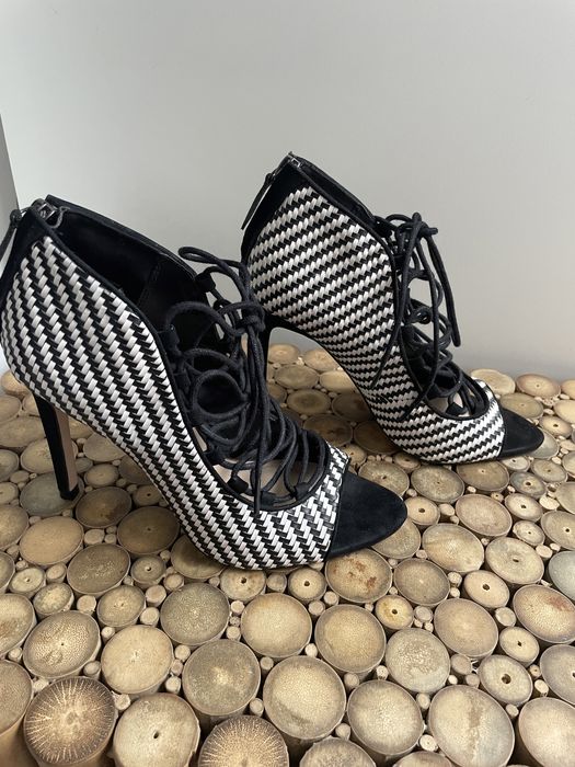 Pantofi decupati in fata cu snururi