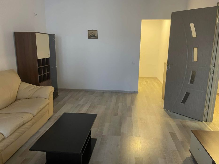 Vand apart 2 camere decomandat