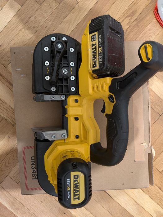 Fierăstrău cu bandă DeWalt DCS371 + Acumulator 4Ah
