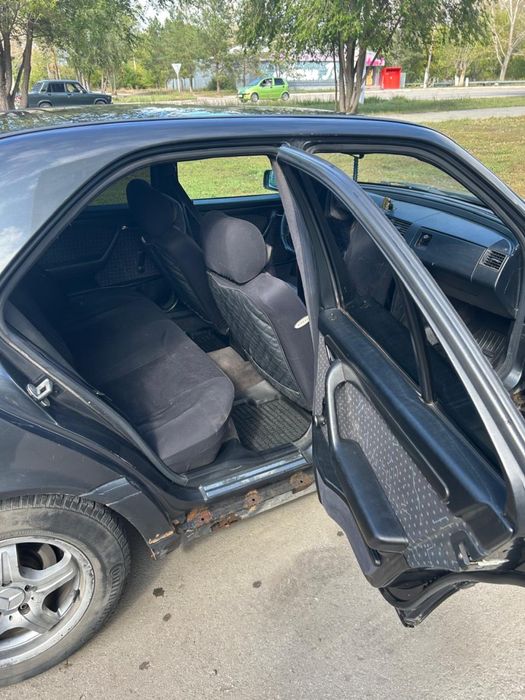 Автомобиль Мерседес  С-180