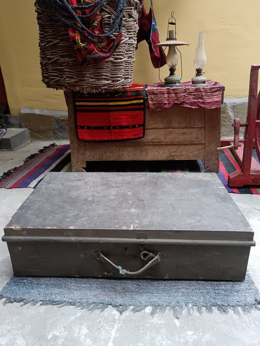 Дървен куфар за реквизит или декорация