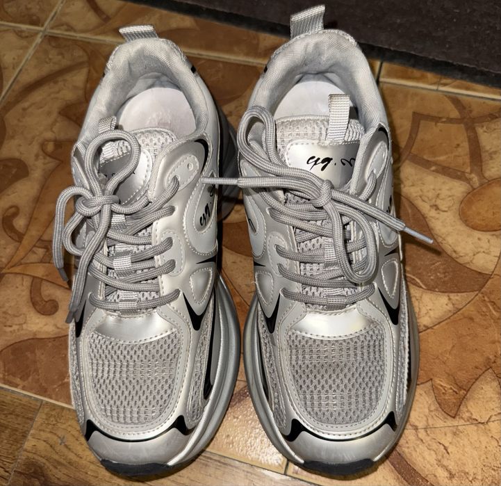 Женские кроссовки