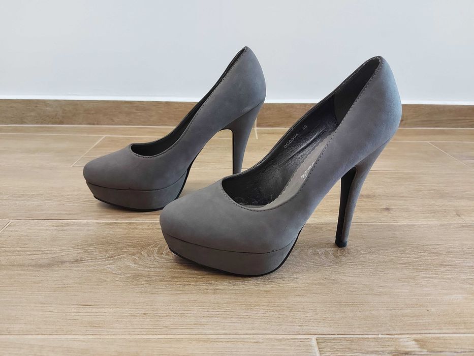 Нови сиви велурени обувки на висок ток - 36 номер