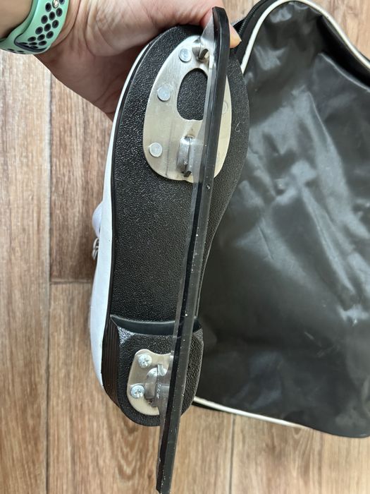 Срочно продам коньки