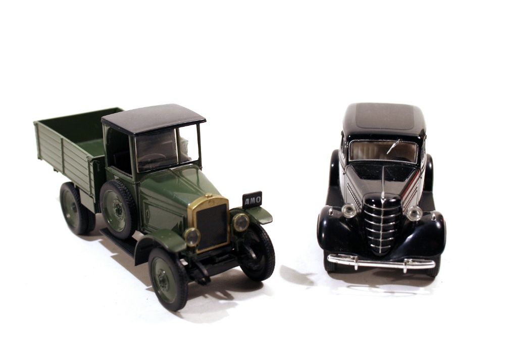 2 игрушечные машины: Первые машини вып-шиеся в СССР. Масштаб 1:43.