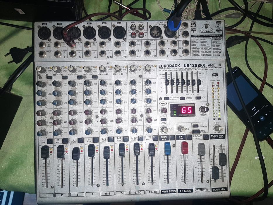 Микшерный пульт  BEHRINGER