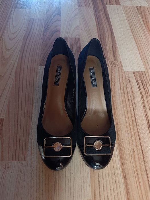 АККОЛЬ  продам туфли чёрные, замша. 40 размер