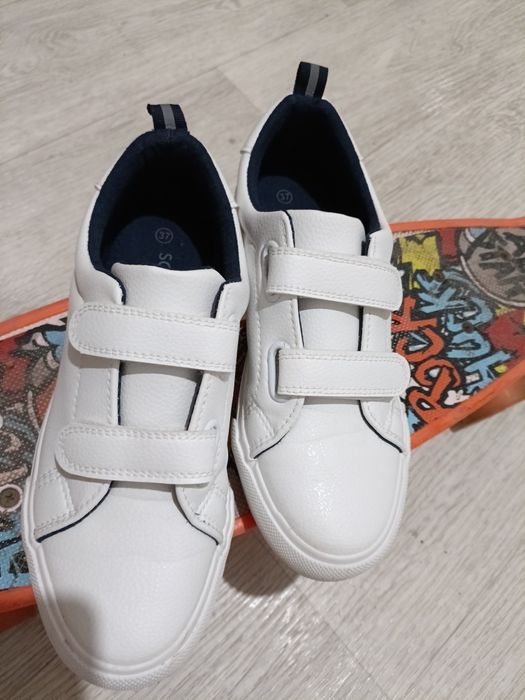 Продам детскую обувь кроссовки 8500