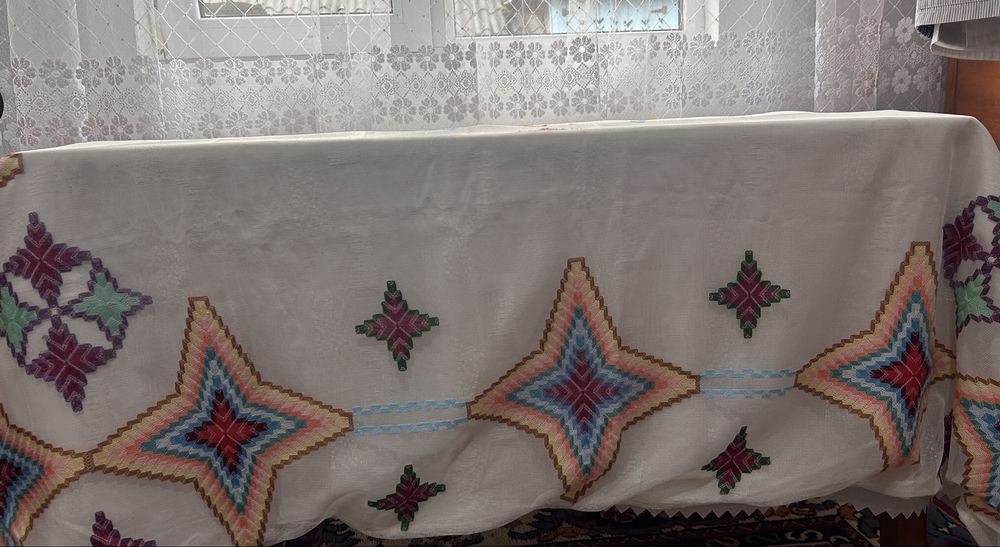 Fața de masa cusuta manual
