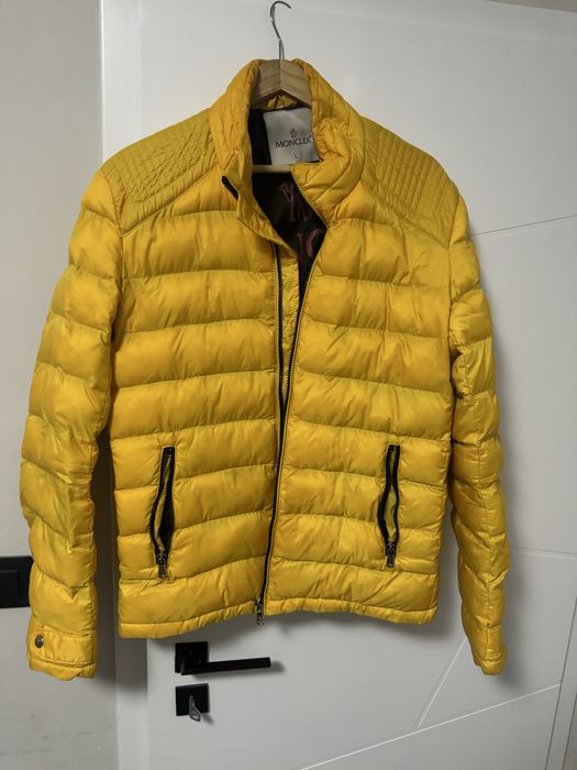 Яке Moncler.
