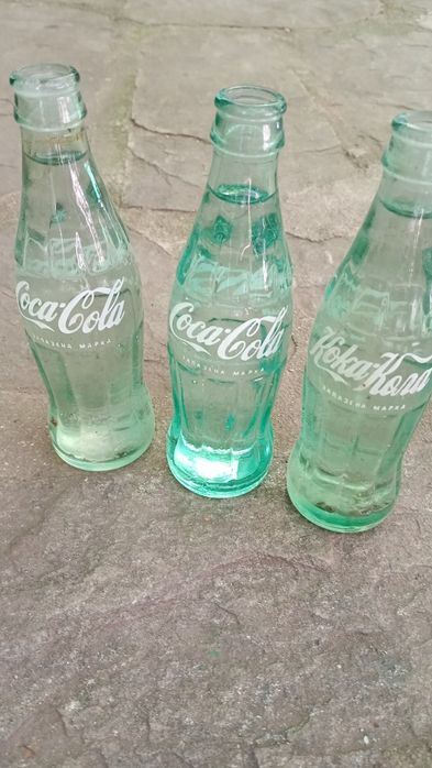 Маса+Дантели+Чинии+бутилки бира+Бутилки к.кола