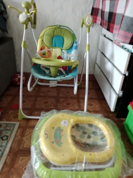 Срочна продам качеля в подорок ходунок.
