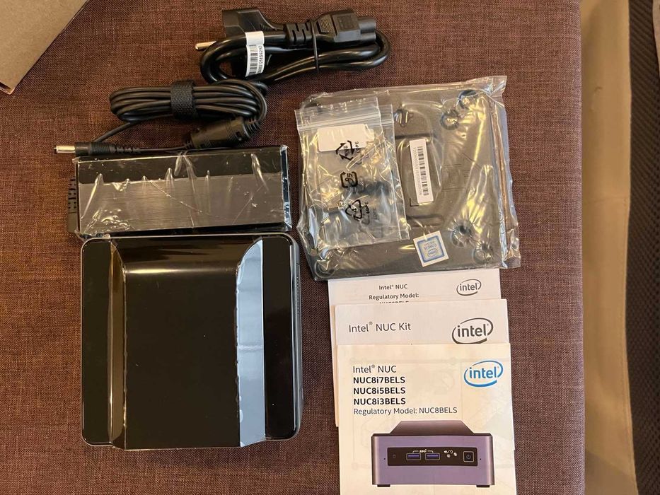 Intel NUC NUC8i5BELS 16GB,128GB малък компютър