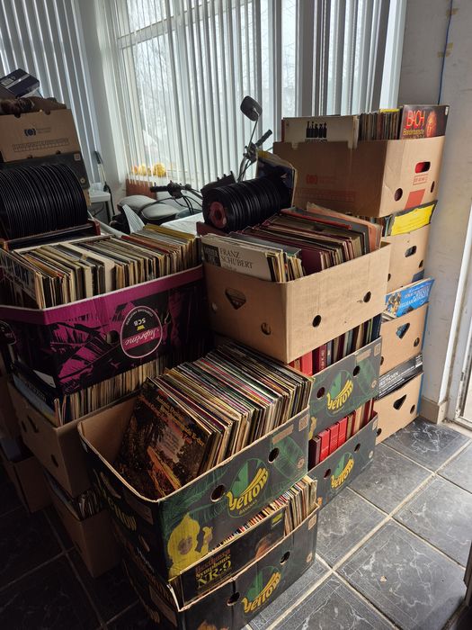 Vând colecție de 300 de viniluri muzică clasică, în stare bună, perfectă pentru pasionații de muzică clasică