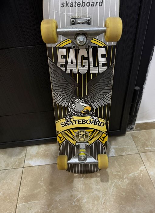 Vând skateboard puțin folosit