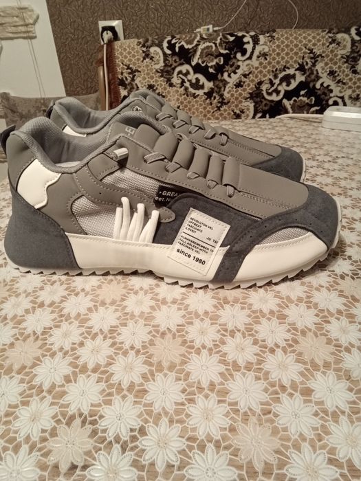 Продам мужские кроссовки