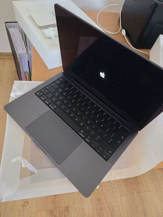 Macbook Pro late 2023 M3 pro 12core cpu 18core gpu