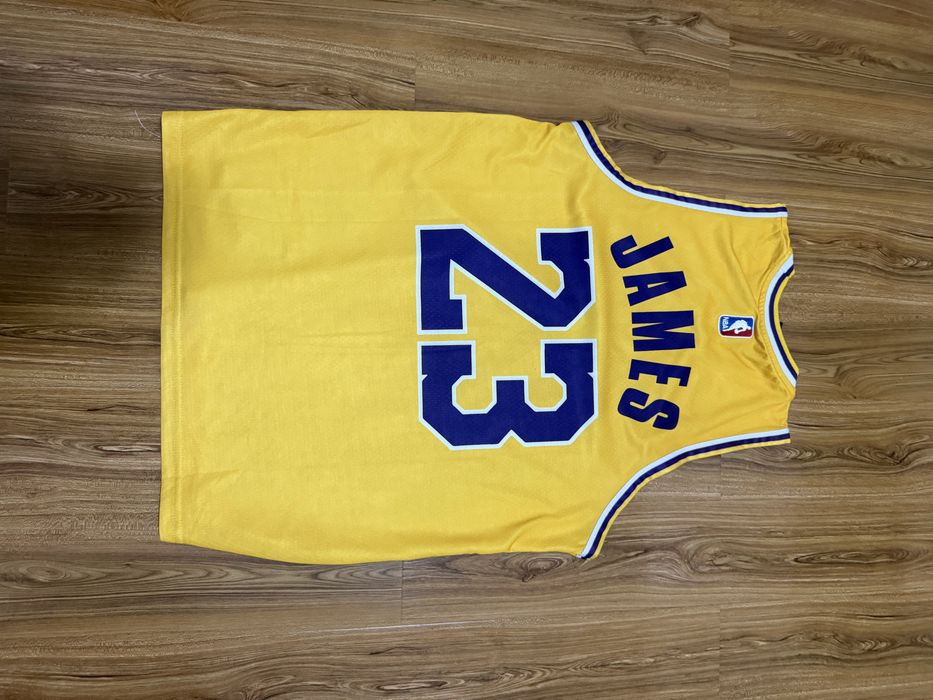 Maieu lakers (lebron james)
