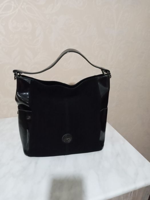 Сумка брендовая татуральная замша и лак очень красивпя и стидьная