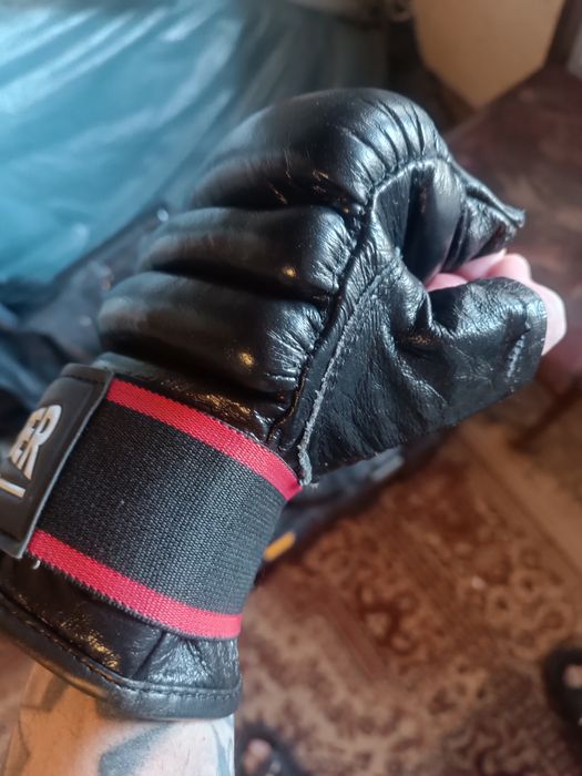 Тренировъчни ръкавици и лапа.