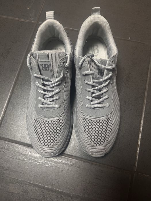 Сиви модерни обувки