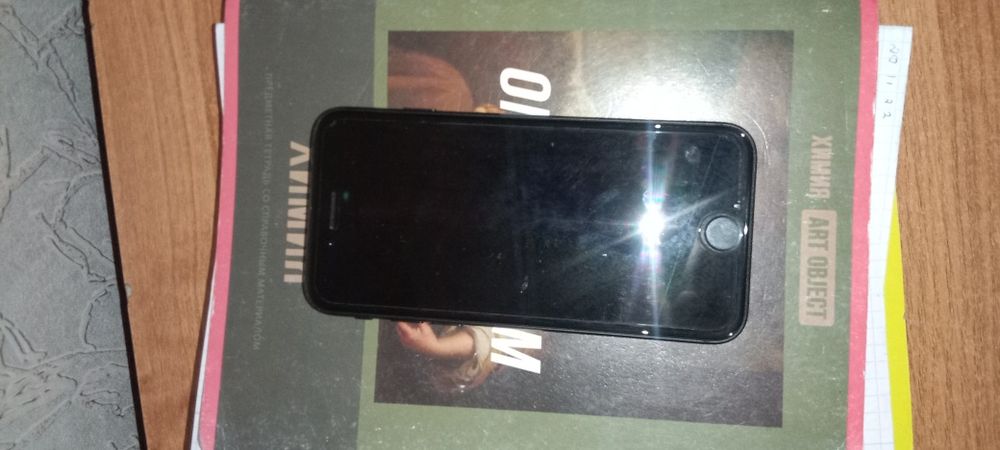 Продам айфон 7 черного цвета