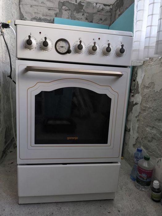 Продавам готварска печка Gorenje EC55CLI1 Retro Style