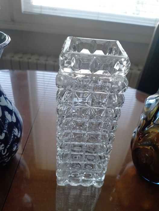 Четири различни вази (кафяво-синята не е налична)