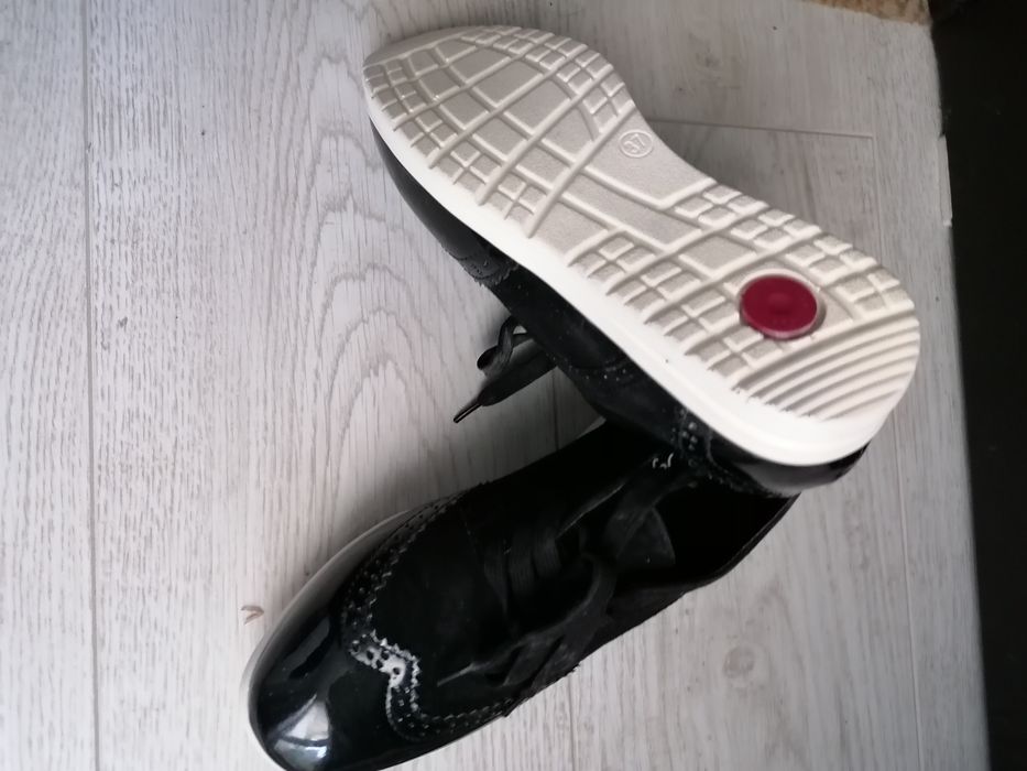 Нови черни обувки