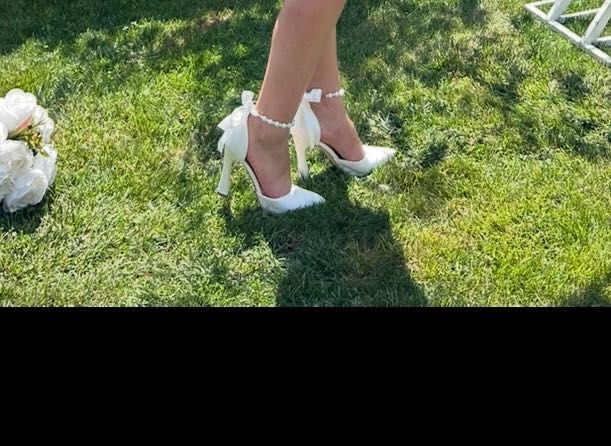 Бели токчета с перли