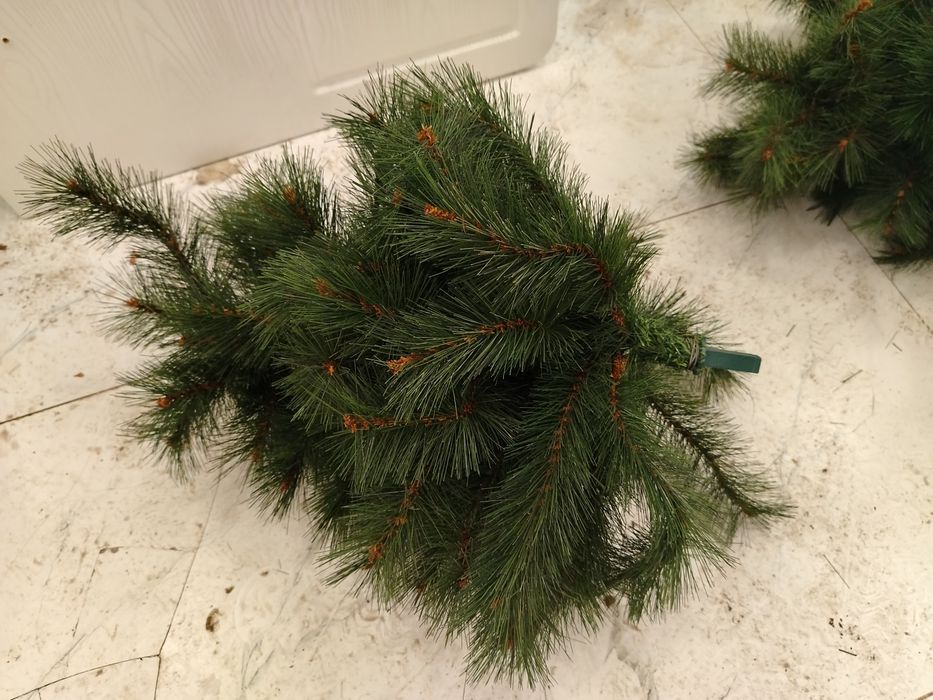 Искусственная ёлка состоит из трёх частей