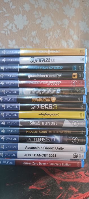 PlayStation 4 с два джойстика и 15 игри