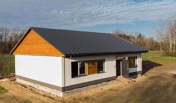 Vand case pe structura metalica si cabane din lemn