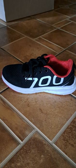 Продам новые кроссовки
