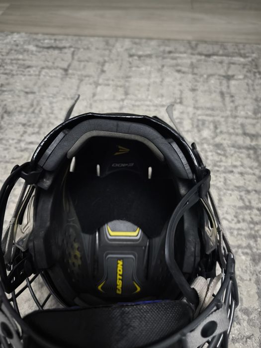 Продам шлем хоккейный .