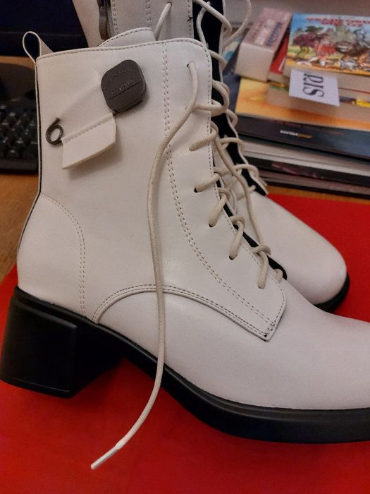 Ghete noi,imblanite, model deosebit, cutia originala