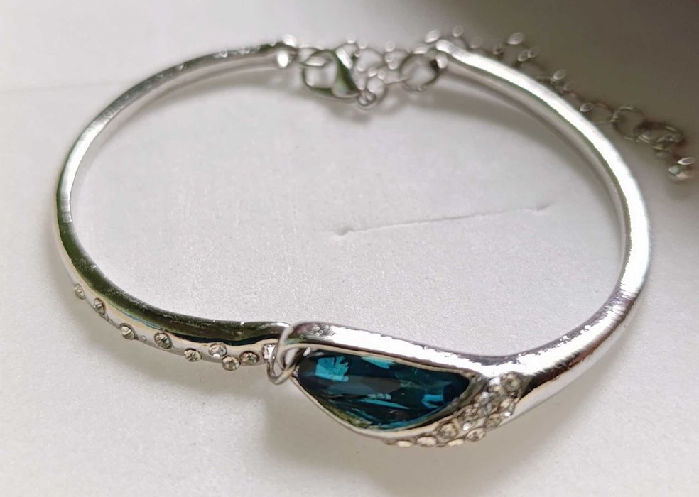 Нова, сребърна гривна. В кутия