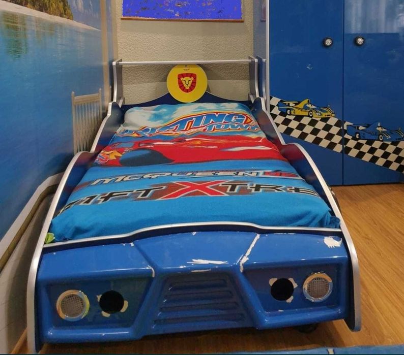 Кровать машина большого размера