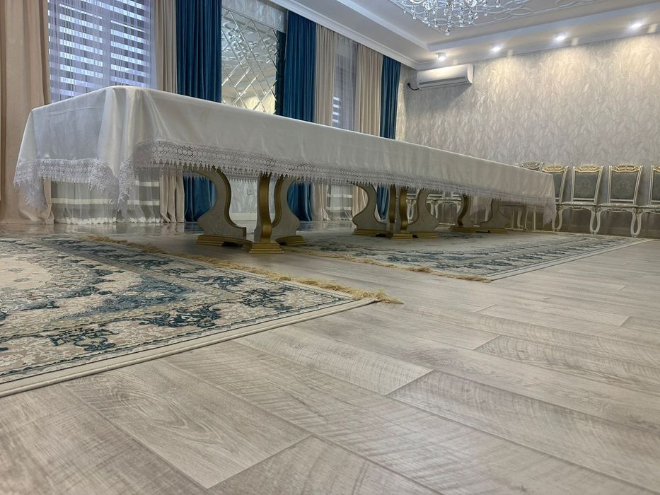 Гостевой стол в отличном состоянии