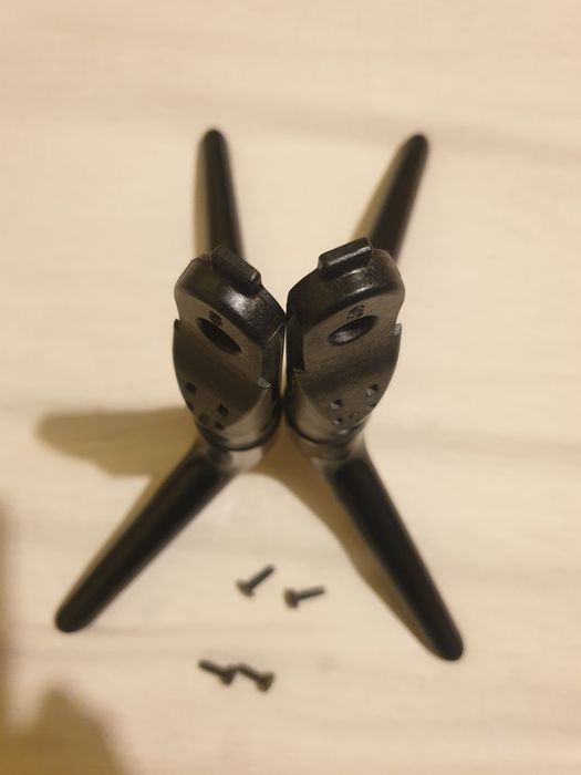 suporturi  tv  fără șuruburi și 2 cu șuruburi